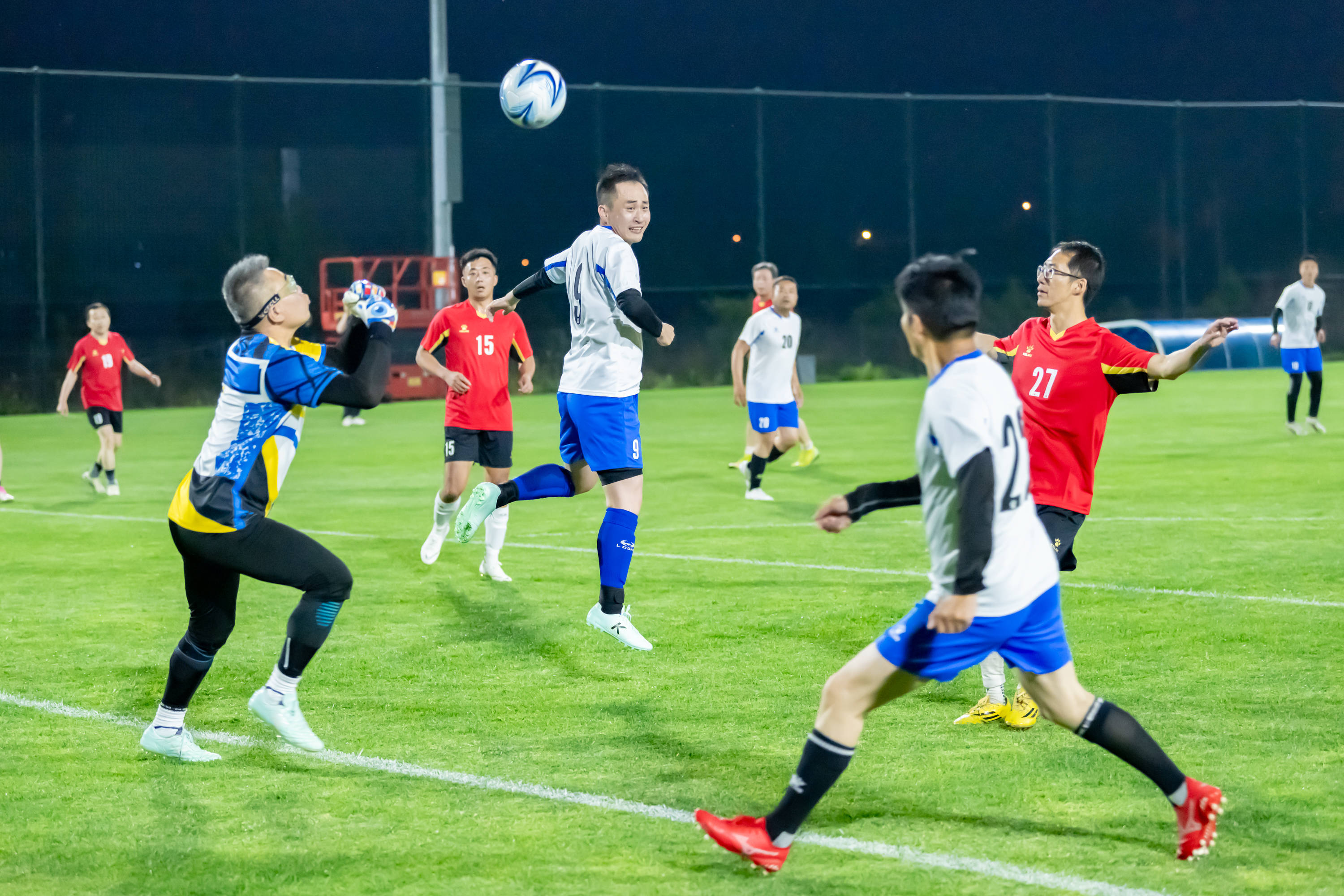 断缩小差距 断缩小差距